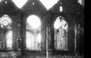 Im März 1945 wurde der Dom bei einem Bombenangriff fast völlig zerstört Im März 1945 wurde der Dom bei einem Bombenangriff fast völlig zerstört