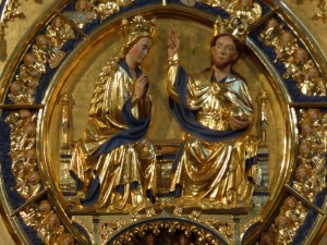 Die Marienkrönung bildet den Mittelpunkt der Goldenen Tafel Die Marienkrönung bildet den Mittelpunkt der Goldenen Tafel