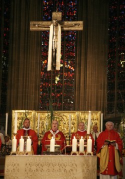Eine Kopie des Mindener Kreuzes hängt im Dom zu Minden Eine Kopie des Mindener Kreuzes hängt im Dom zu Minden