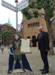 Der Römer Gorgonius zeigt Kindern Besonderheiten im Dom zu Minden