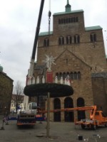Der Dombau-Verein Minden sponsert den großen Adventskranz vor dem Dom zu Minden